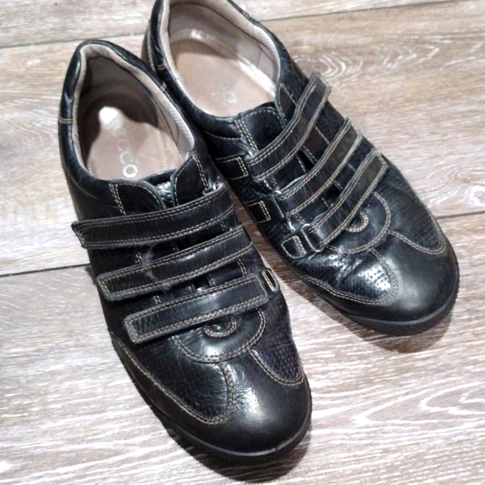 Ecco mens black leather fastener sneakers. Size 8